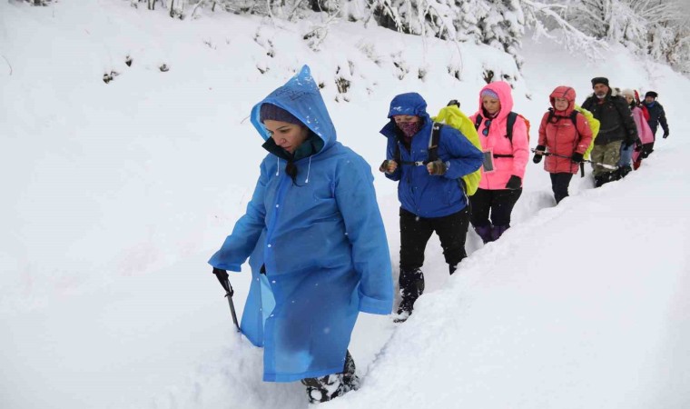 Doğaseverler 70 santimetre karda 9 kilometre yürüdü