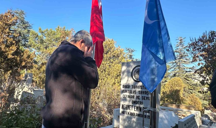 Doğu Türkistanın İlk Cumhurbaşkanı Buğranın mezarına ülkenin bayrağı dikildi