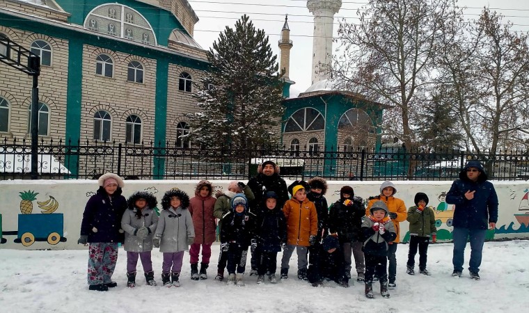 Domaniçte çocuklar mevsimin ilk karını dualarla karşıladı