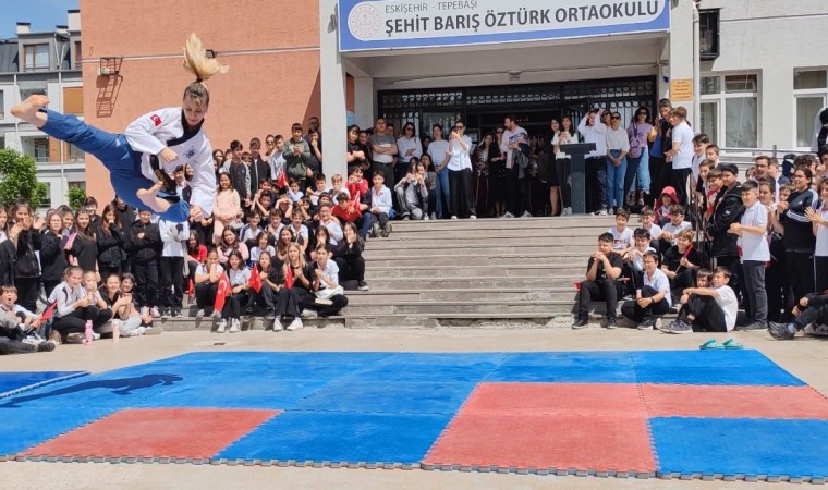 Dünya şampiyonu öğretmen uçarak ders işliyor, öğrenciler onun gibi olmak istiyor