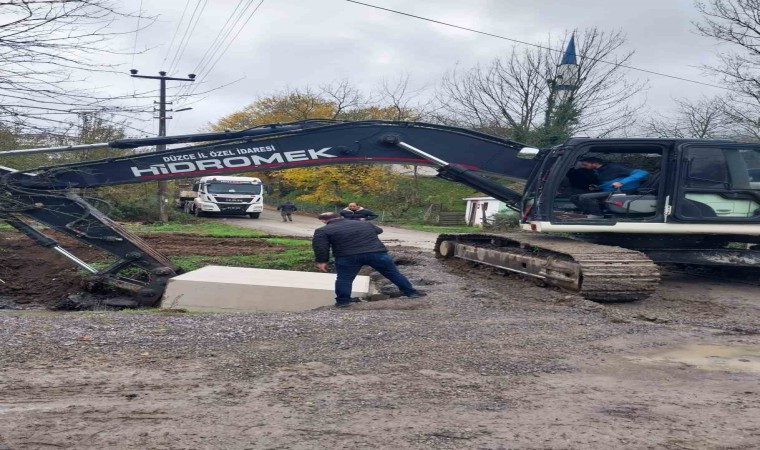 Düzcede kutu menfezler yerleştiriliyor