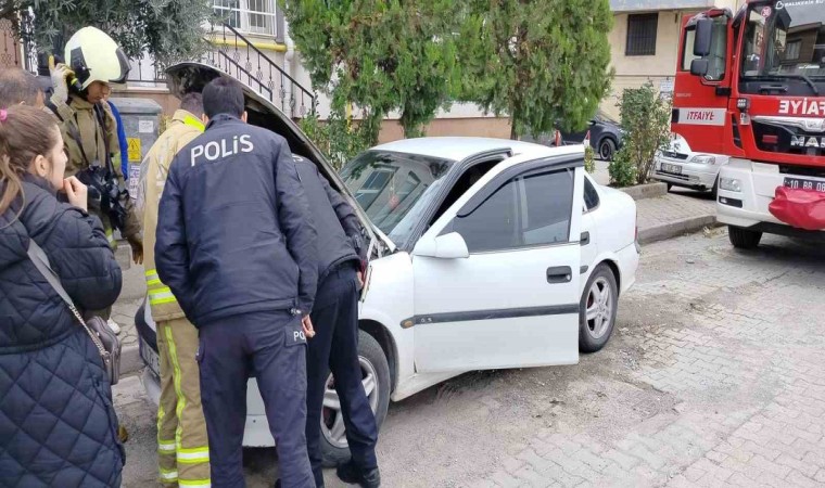 Edremitte otomobilin altındaki dumanı gören araç yanıyor diye itfaiyeyi aradı