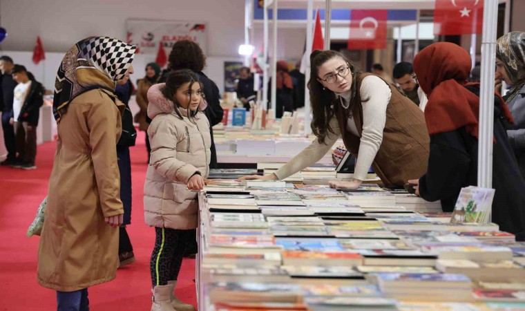 Elazığ Kitap Fuarına vatandaşların ilgisi sürüyor