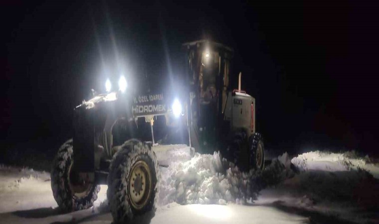 Elazığda ekiplerin kar mesaisi gece de devam etti