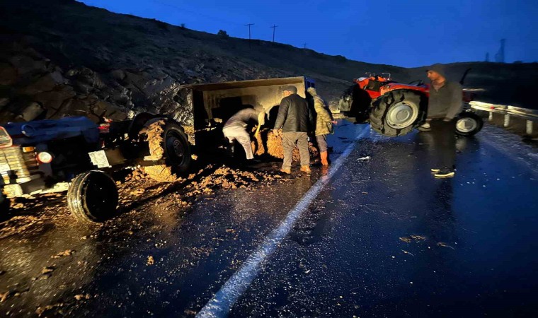 Elazığda hayvan gübresi yüklü traktör devrildi