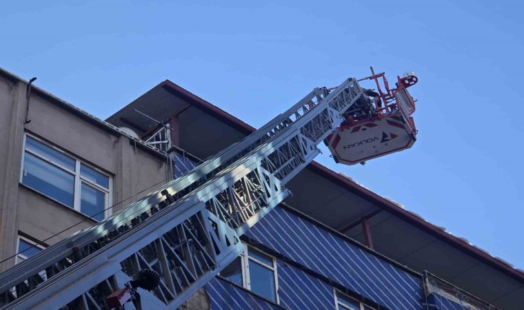 Elazığda itfaiye ekiplerinin çatılarda buz ve kar mesaisi