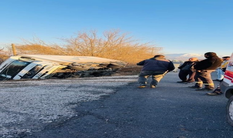 Elazığda kamyon yoldan çıktı, sürücü yaralandı