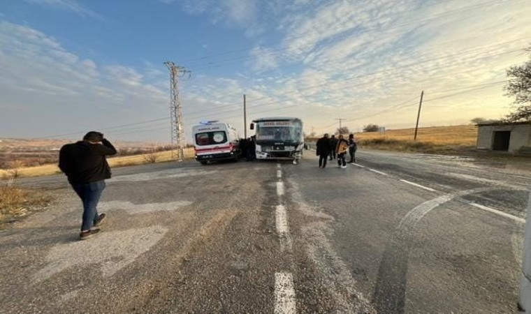 Elazığda otobüs ile kamyonet çarpıştı: 4 yaralı