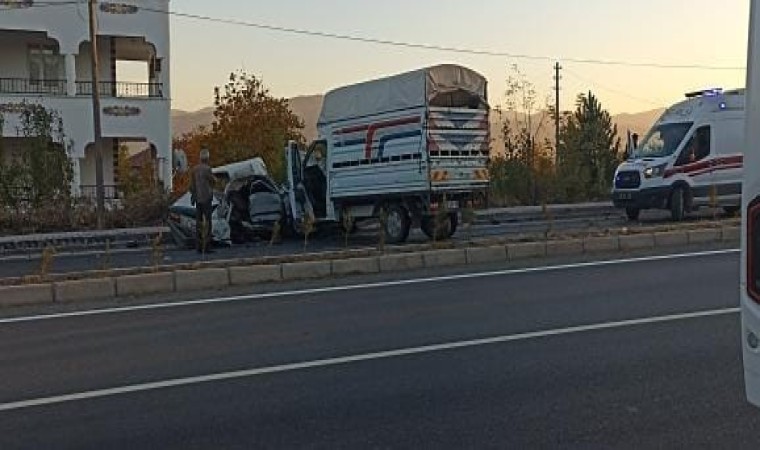 Elazığda otomobil ile kamyonet çarpıştı: 1 ölü, 1 yaralı