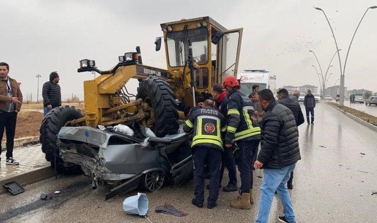 Elazığda otomobilin iş makinesinin altına girdiği anlar güvenlik kamerasına yansıdı