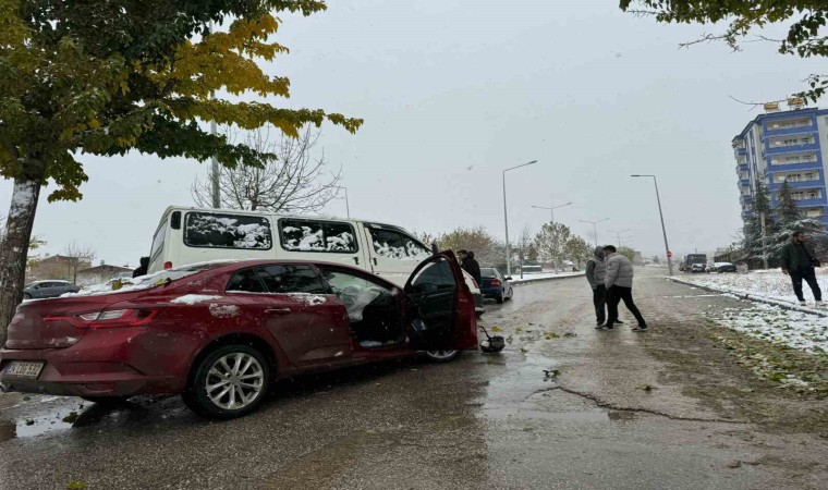 Elazığda transit ile otomobil çarpıştı: 3 yaralı