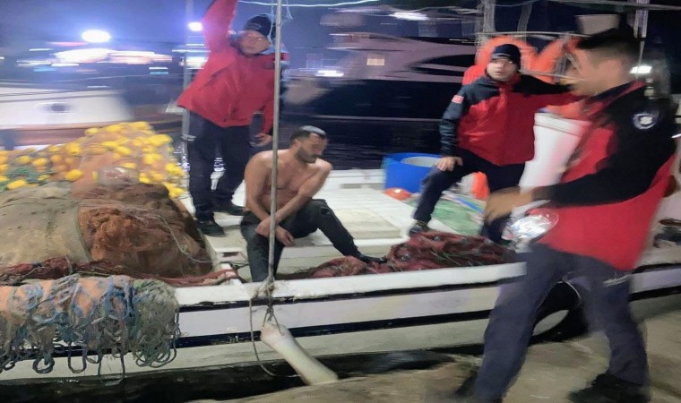 Erdek limanında suya atlayan genç, balıkçılar tarafından kurtarıldı