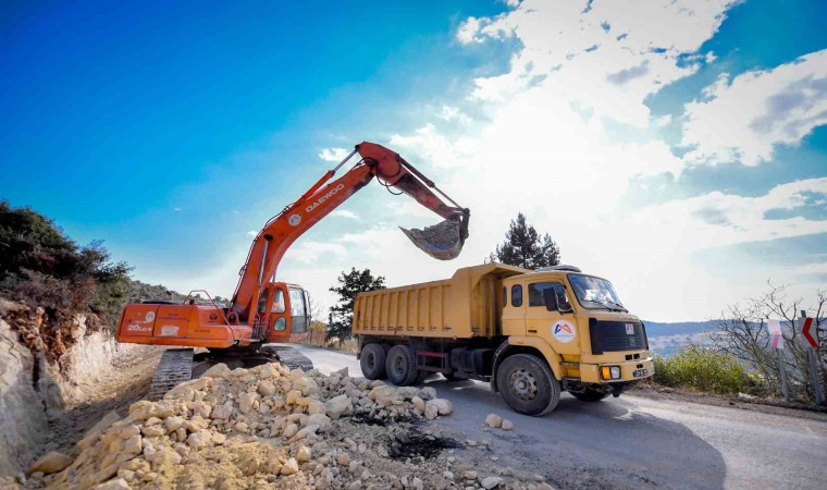 Erdemlide 17 kilometrelik yolda genişletme çalışmaları sürüyor