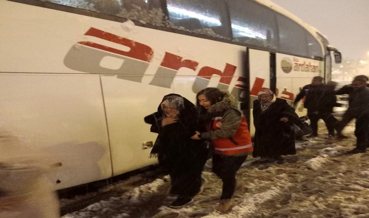 Erzincanda kar ve tipide mahsur kalanlara ulaşmak için ekipler seferber olundu