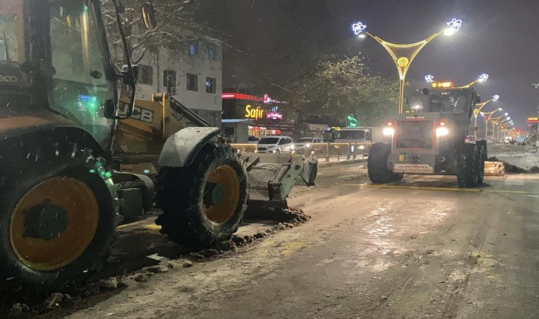 Erzincanda karla mücadelede yoğun mesai