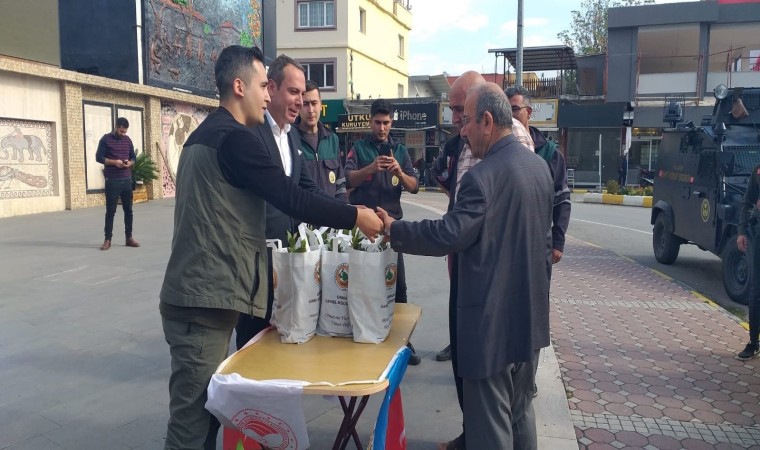 Erzinde vatandaşlara fidan dağıtıldı