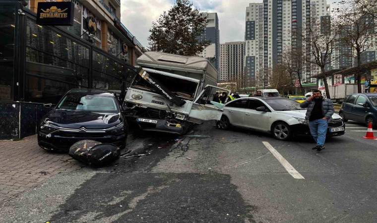 Esenyurtta freni boşalan kamyonet 5 araca çarparak durabildi: O anlar kamerada