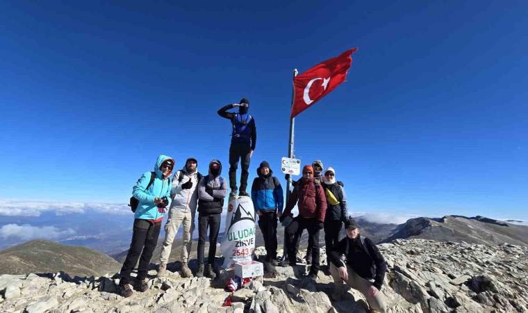 Eskişehir Doğa Aktiviteleri Grubu 10 Kasım vesilesiyle Uludağa tırmandı.