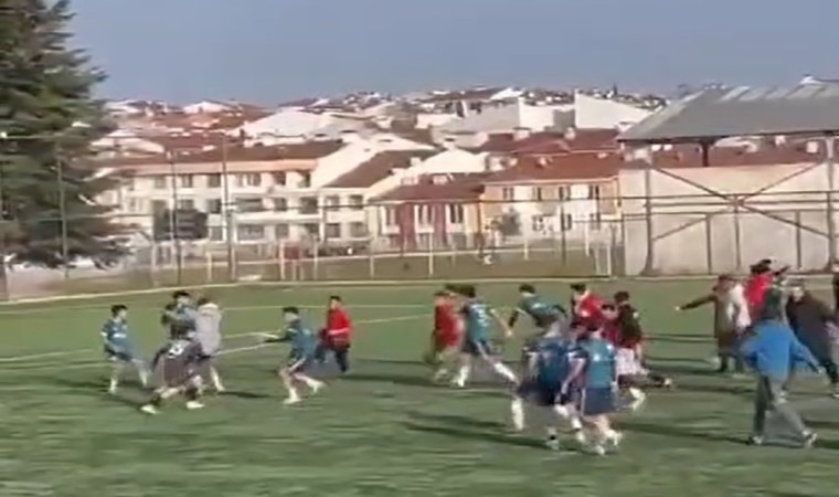 Eskişehirde saha karıştı, futbolcular birbirine girdi