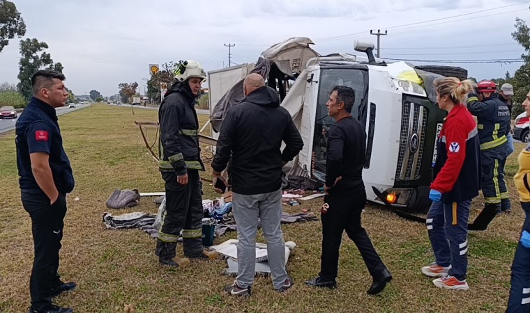 Eşya yüklü kamyonet takla attı, savrulan eşyaları sahipleri topladı