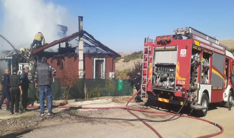 Evinin yanışını gözyaşları içinde izleyen kadın fenalık geçirdi