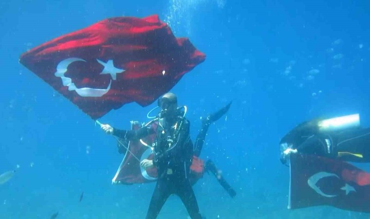 Fethiyede Atatürkü deniz dibinde andılar