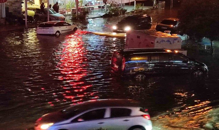 Fethiyede sağanak yağış yolları göle çevirdi