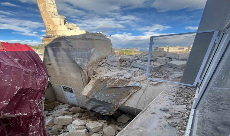 Fırtına cami minaresini yıktı