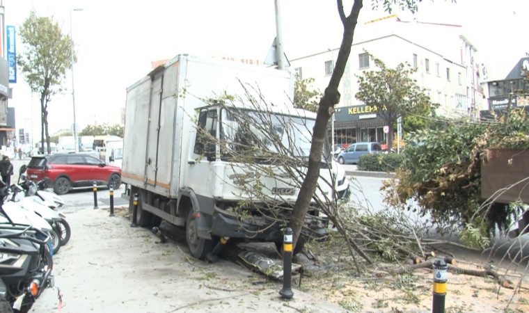 Freni boşalan kamyon kaldırıma girdi; o anlar kamerada