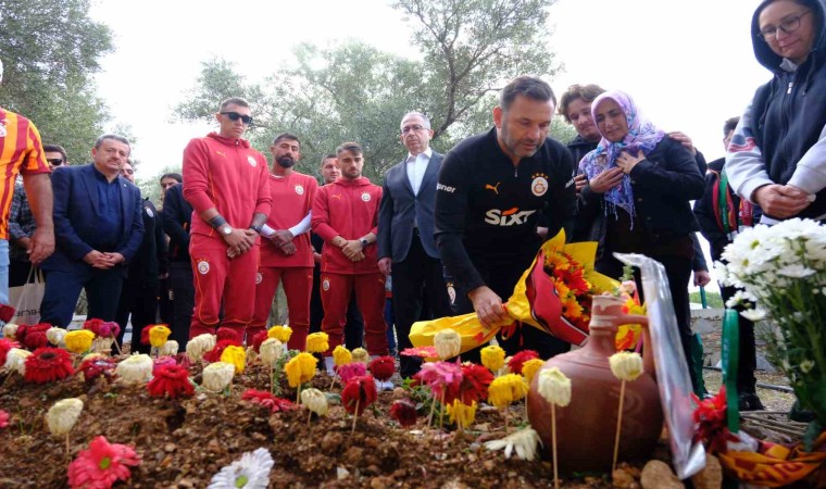 Galatasaray yönetimi ve futbolcular, Yiğit Kurtun mezarını ziyaret etti