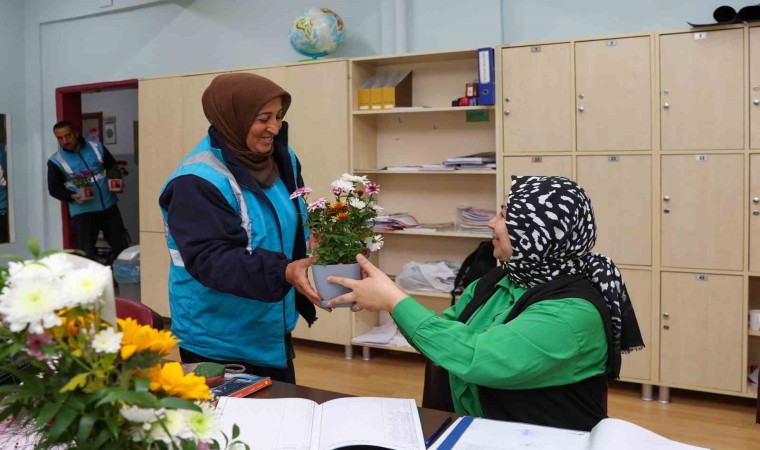 Gaziantepte öğretmenler günü çiçeklerle kutlandı