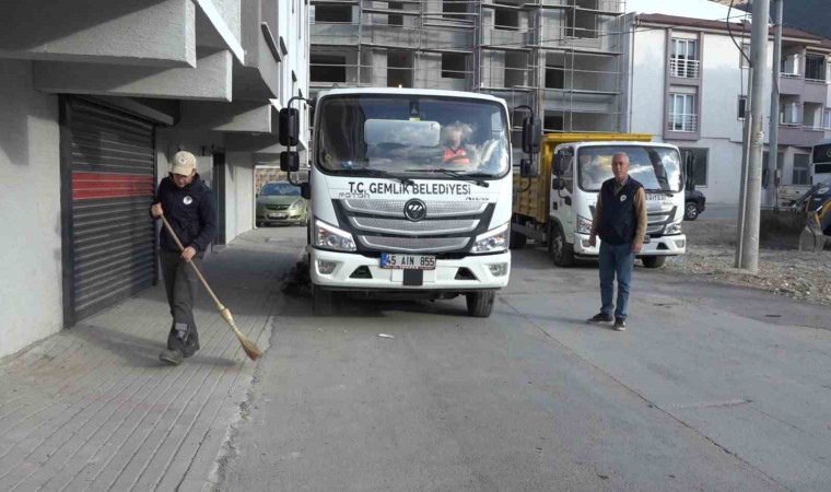 Gemlikte boş arsalar temizleniyor