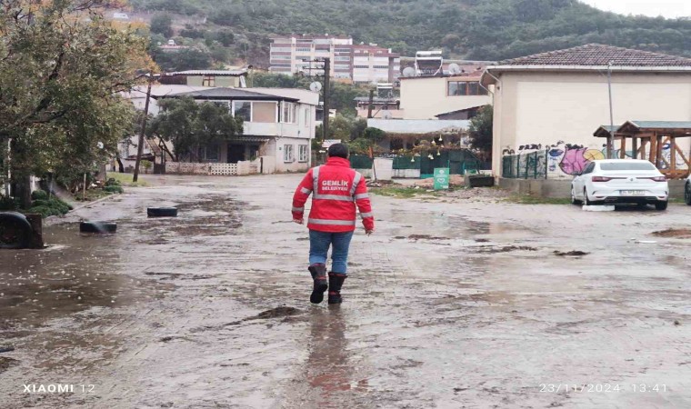 Gemlikte sağanak taşkınına Başkan müdahalesi