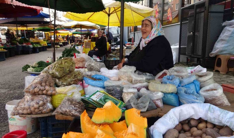 Giresunlu kadınlar yetişdirdikleri ürünleri pazarda satarak aile ekonomilerine katkı sağlıyor