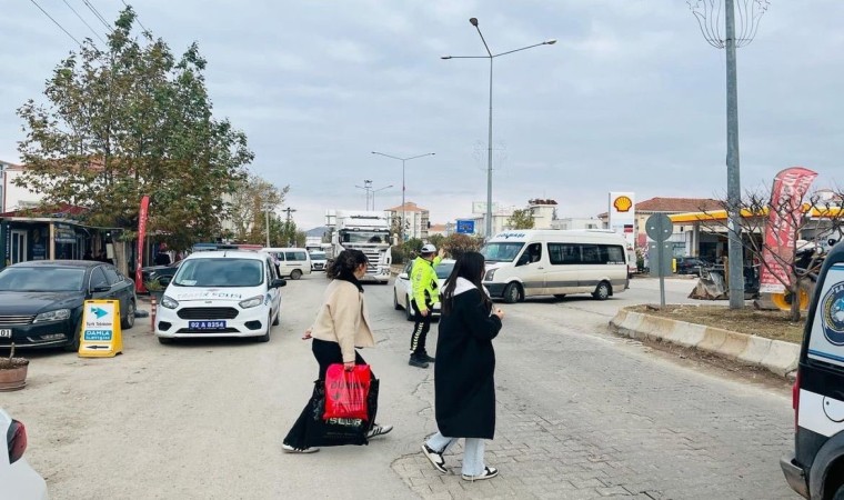 Gölbaşında yayalara trafik eğitimi verildi