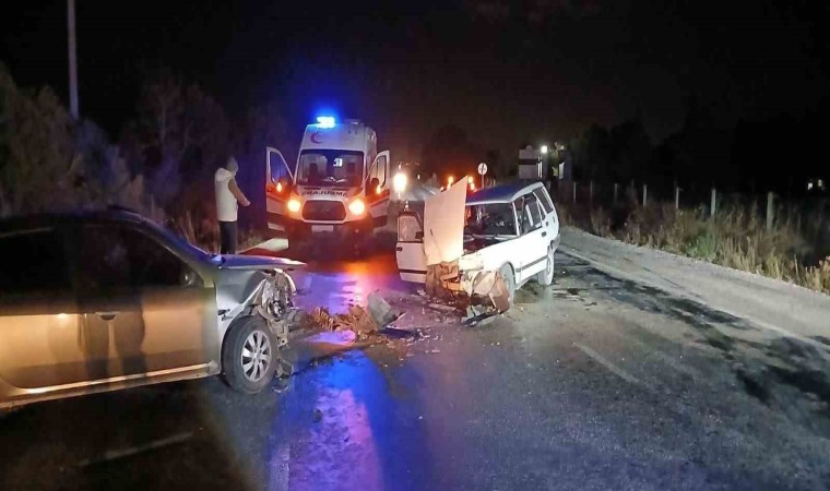 Gönende trafik kazası: Araçlar kafa kafaya çarpıştı, 2 yaralı