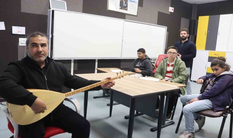 Görmediği öğrencilerinin gönlüne sazının teliyle dokunuyor