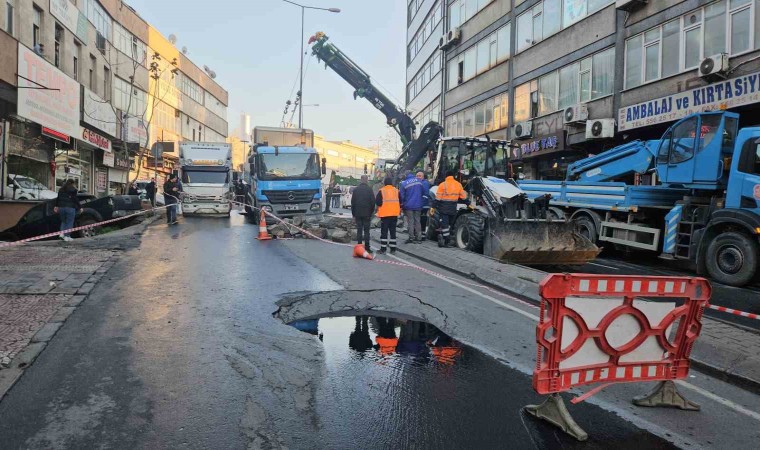 Güngörende çöken yolda sıkışan kamyon kurtarıldı