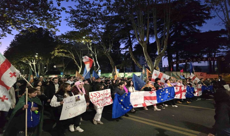 Gürcistanda muhalefet partilerinden protesto yürüyüşü: “Yeniden seçim istiyoruz”