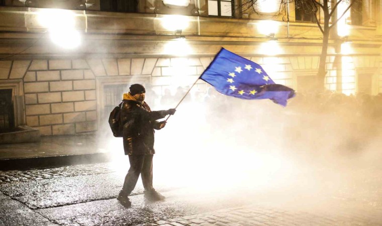 Gürcistanda protestocularla polis arasında çatışma