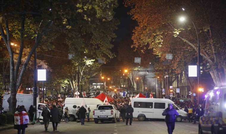 Gürcistanda yol kapatıp çadır kuran protestoculara polis müdahalesi