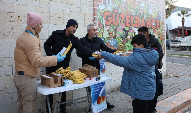 Güzelbahçede süt, poğaça ile birlikte öğrencilere kuruyemiş ve meyve de dağıtılacak