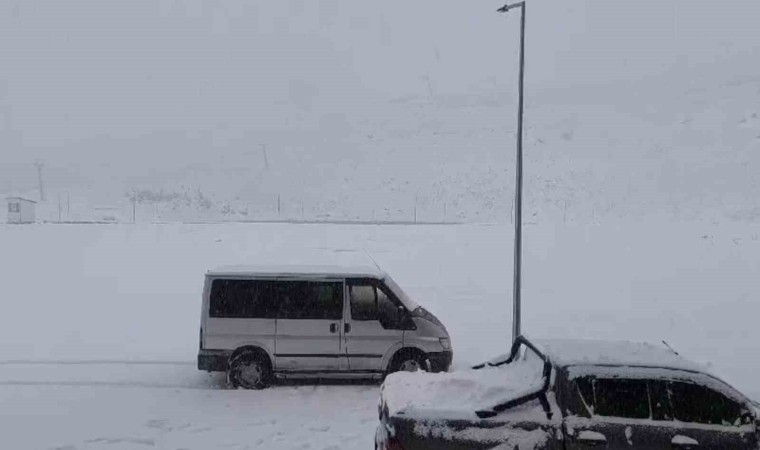 Hakkaride kar kalınlığı 30 santimetreye ulaştı