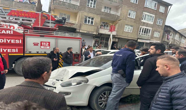 Hakkaride maddi hasarlı trafik kazası