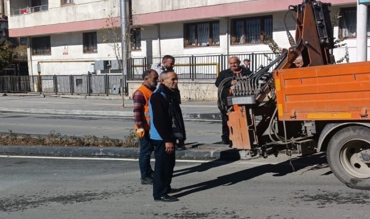 Hakkaride şehir içi trafik levhaları takıldı