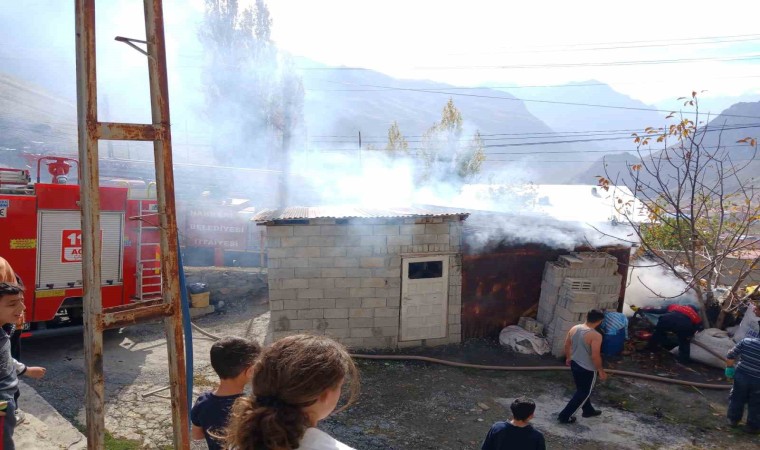 Hakkaride tandır evi yangını