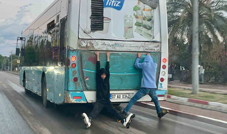 Halk otobüsü arkasına takılan patenli çocukların tehlikeli yolculuğu