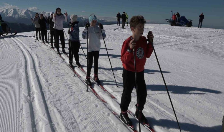 Handüzü Yaylası beyaza büründü, kayak için cazibe merkezi haline geldi