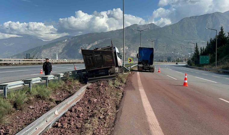 Hatayda bariyere çarpan kamyon sürücüsü yaralandı