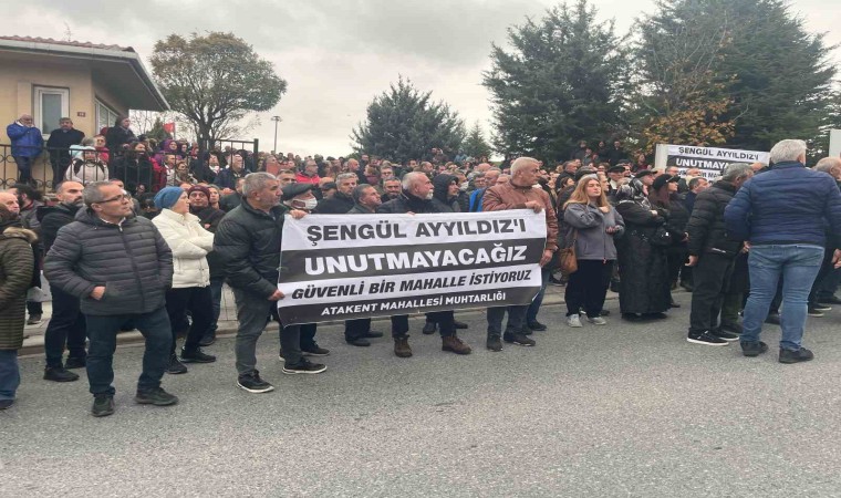 Hemşire Şengül Ayyıldızın sevenleri sağlık ocağı önünde basın açıklaması yaptı